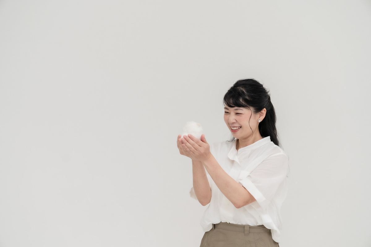 愛犬を思い出しながらケアアイテムを見つめる河原田摂子
