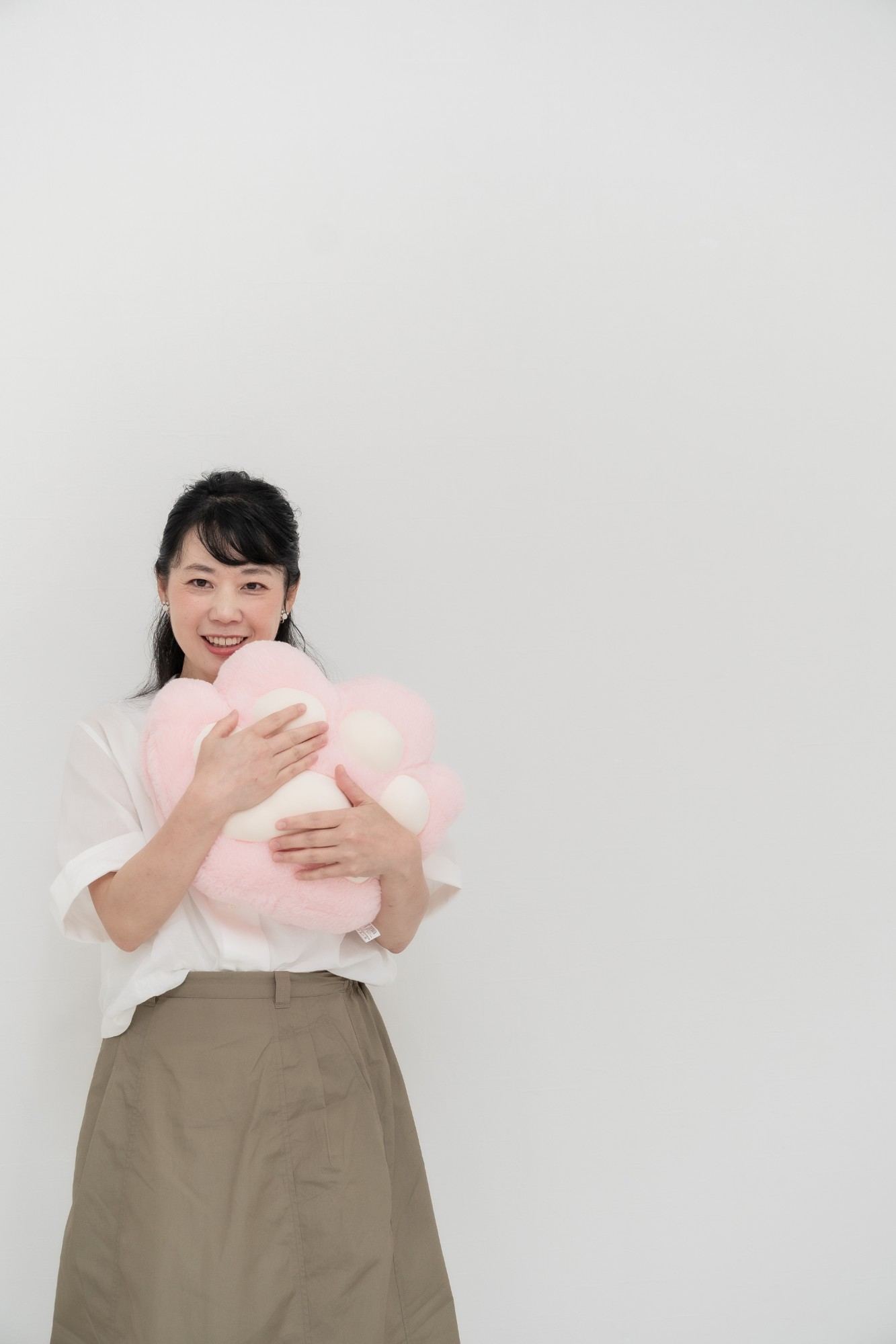 肉球クッションを抱く Blue Flower 講師 河原田摂子
